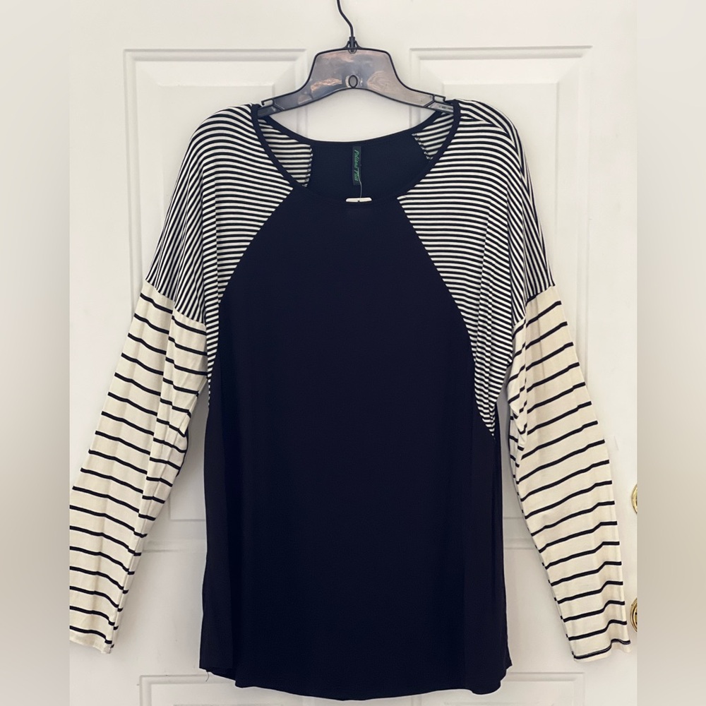 Women’s black and off-white tunic top. Size 3X. New with tags.